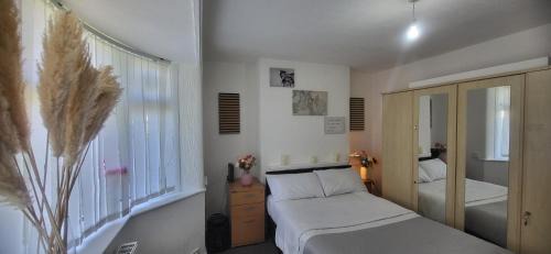 Broadheath House | Lovely room like a home away home near the airport