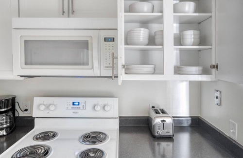 Central San Mateo Apartment | Lovely San Mateo 1BR w/ W/D, BBQ & Pool, nr Caltrain, by Blueground