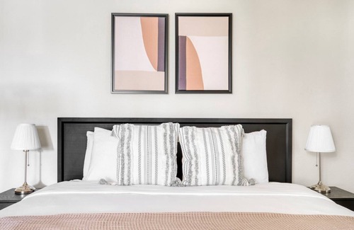 Central San Mateo Apartment | Lovely San Mateo 1BR w/ W/D, BBQ & Pool, nr Caltrain, by Blueground