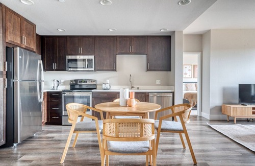 Hillsdale Apartment | Lovely San Mateo 2BR w/Pool, Gym & W/D, nr Caltrain, by Blueground