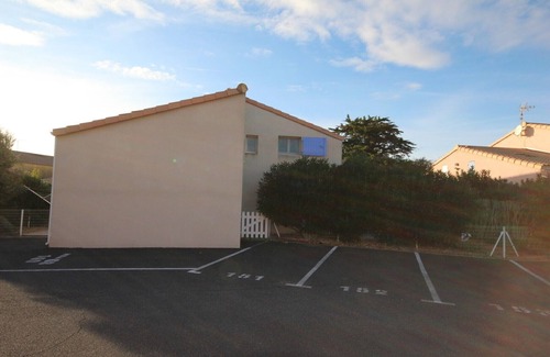 Portiragnes-Plage House | Lovely spacious corner villa, 4 bedrooms with AIRCO,for 10 people, secured residence with pool,.