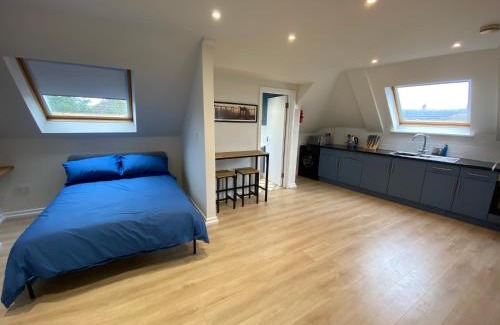Worthing Apartment | Lovely spacious loft close to train station
