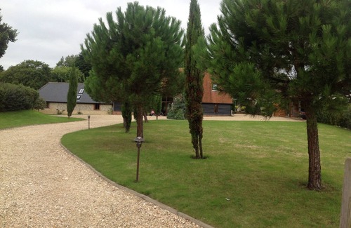 Sidlesham Apartment | Lovely studio apartment in grounds of beautiful renovated barn near Chichester.