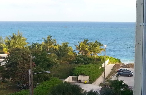 Williams Town Condo | Lovely Studio Apartment on the South shore of Grand Bahama Island at Coral Beach