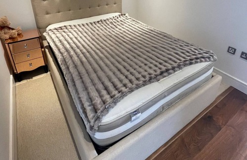 Isle of Dogs Apartment | Lovely Studio Flat with Pool - Canary Wharf