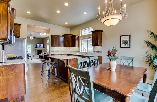 Northwest Boise City House | Lovely townhouse with fireplace and central AC- close to downtown Boise