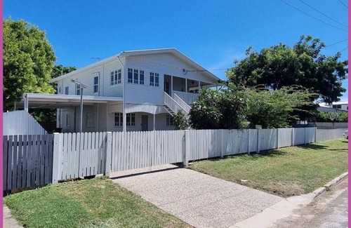 Railway Estate Apartment | Lovely Tropical Queenslander - Downstairs Unit 2 b
