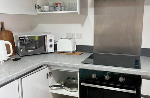 West Bromwich Apartment | Lovely Two-Bedroom Apartment with Car Park