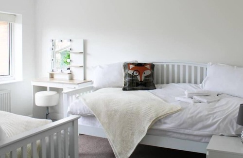 Sandford-on-Thames House | Low Cost, Fully Sanitised 4 Bed & Parking