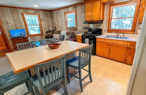 Laurel Springs Cabin | LOW SPRING RATES! Peak Creek Cabin - Creek, Outdoor Space &Wi-Fi