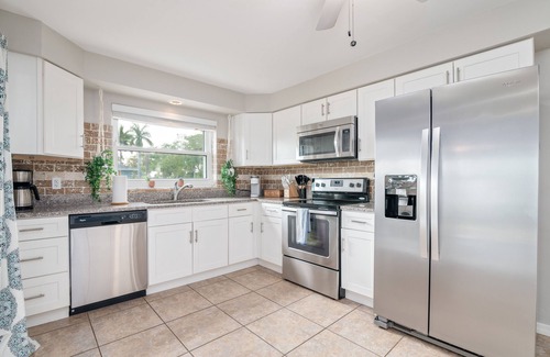 Caloosahatchee House | Lowest Prices of the year! Tropical Oasis 5 min to Downtown+Beach Gear+Hot Tub