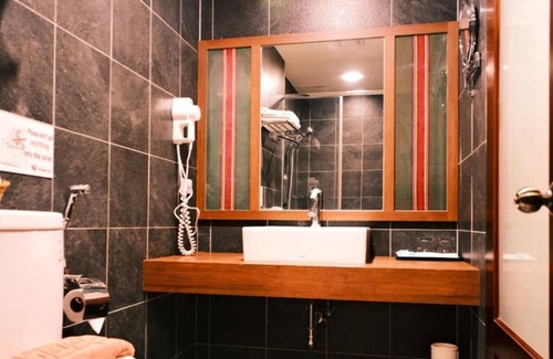 Donghe Bed & Breakfast | LowPressure restaurant & surf guesthouse