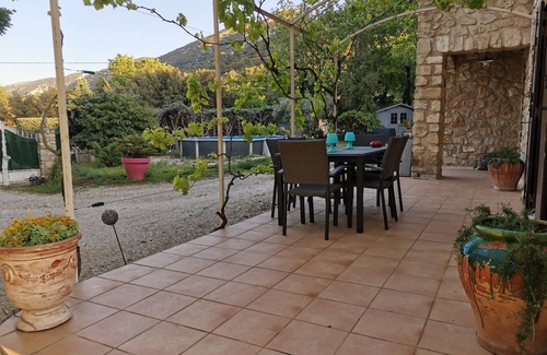 Maubec House | Luberon, quiet stone house at the foot of the Luberon.