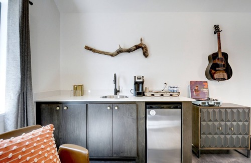 Dripping Springs Cabin | Lucky Arrow Retreat: Breezeway Cabin w/Hill Country View