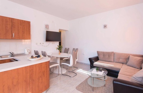 Dubrava Apartment | Luka Dubrava is a small fishing village in the middle of Peljesac, with only a few houses.