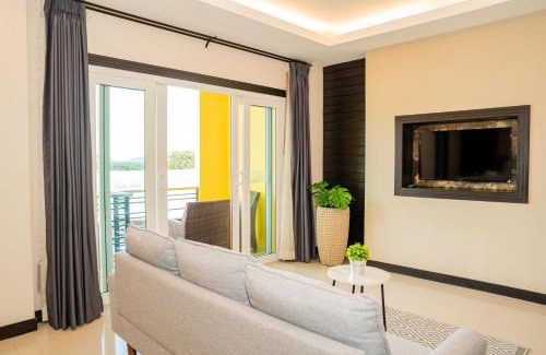 Phuket Hotel | Lulu Hotel at The Glasshouse Lion Café