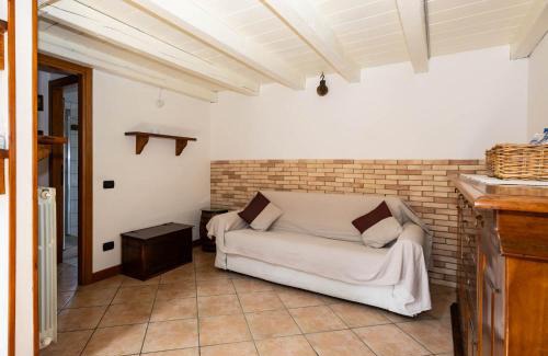 Intra Apartment | Luminosa Mansarda nel Cuore di Intra