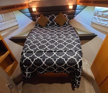 Dubai Marina Boat Rental | Luna Rosa