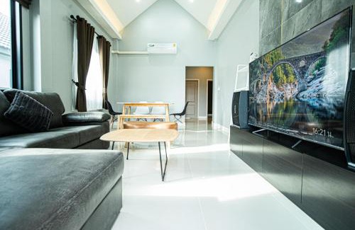 Sattahip Villa | Lunar pool villa