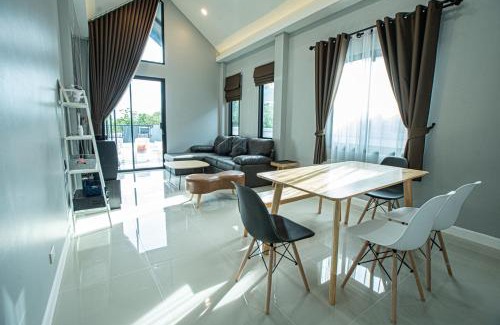 Sattahip Villa | Lunar pool villa
