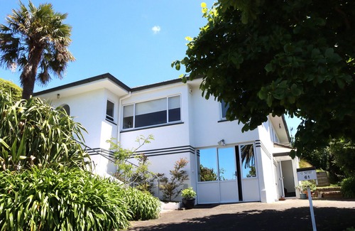 Tauranga House | Lush, eco, family retreat.