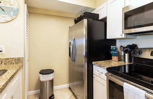 Monroe County Apartment | Lush Views from Cozy Top Floor [Ocean Pointe 1415]