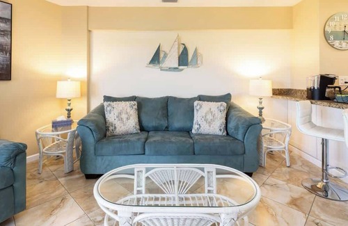 Monroe County Apartment | Lush Views from Cozy Top Floor [Ocean Pointe 1415]