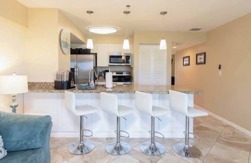 Monroe County Apartment | Lush Views from Cozy Top Floor [Ocean Pointe 1415]