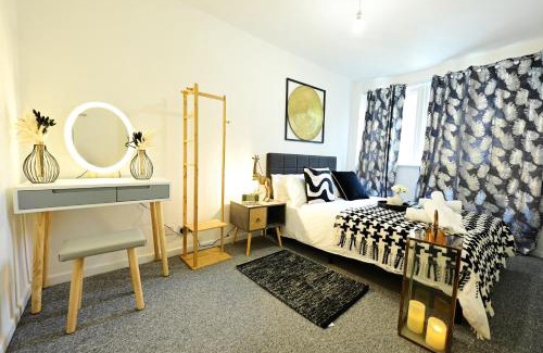 Luton Bed & Breakfast | Luton Airport House, Opposite airport staff parking