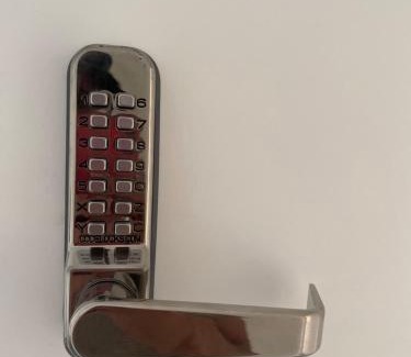 Luton Bed & Breakfast | Luton Airport House, Opposite airport staff parking