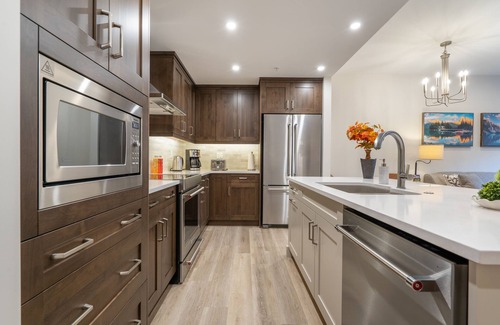 Canmore Condo | *LUX* 1 BR King Condo DT Canmore, Heated Parking, Hot tub