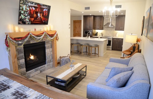 Canmore Condo | *LUX* 1 BR King Condo DT Canmore, Heated Parking, Hot tub