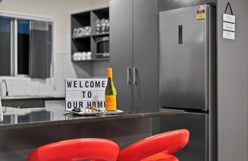 Flat Bush House | Lux 4 bdroom in Manukau with Spa, Patio and Light Breakfast