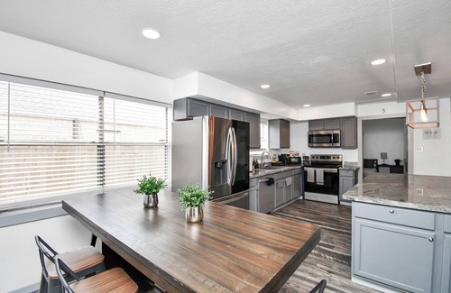 Barker House | Lux 7-Bedroom w/Pool & Spa: 30 Min to Downtown CH