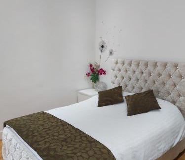 Tinsley Green Apartment | Lux Apartment in Gatwick