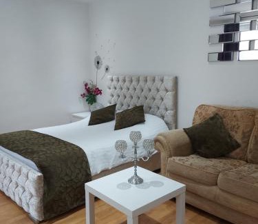 Tinsley Green Apartment | Lux Apartment in Gatwick