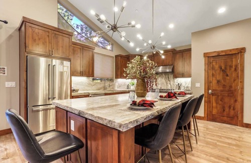 Country Club Estates Cabin | Lux Cabin | Hot Tub | Fire Pit