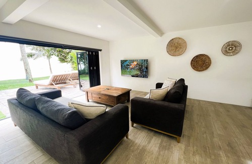 Holloways Beach Apartment | LUX HC Waters Edge Presents our exquisite beachfront house in Holloways Beach