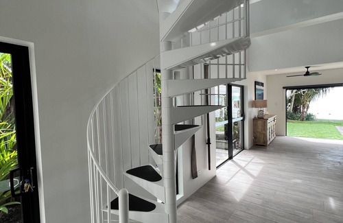 Holloways Beach Apartment | LUX HC Waters Edge Presents our exquisite beachfront house in Holloways Beach