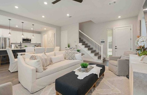 College Station House | LUX Howdy House: 4 King Suites w/Pool in Heart of BCS