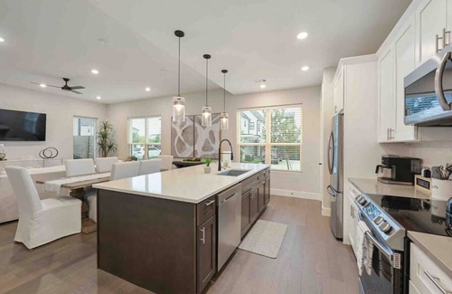 College Station House | LUX Howdy House: 4 King Suites w/Pool in Heart of BCS