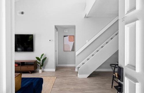 North Valley House | Lux Modern, Pet Friendly, Pool, Hot Tub, Tennis