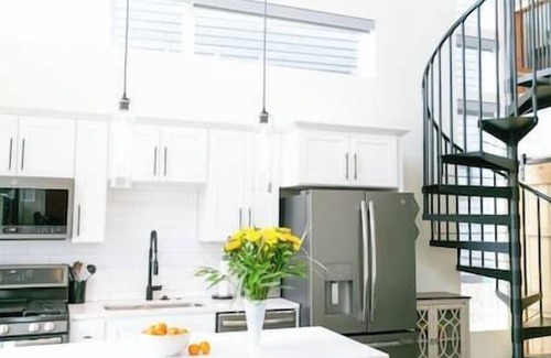 Whitefish House | LUX Modern Retreat: Hot tub & Pool, Perfect Location!