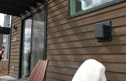 Whitefish House | LUX Modern Retreat: Hot tub & Pool, Perfect Location!