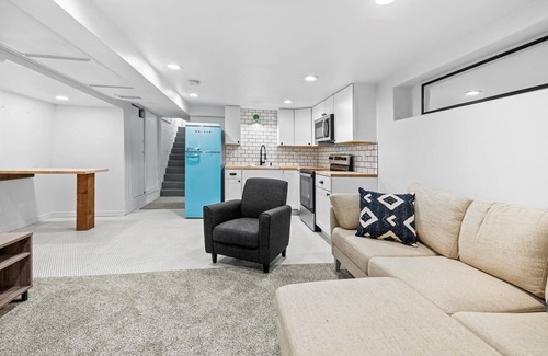 North End House | Lux North End Gem w/Gourmet Kitchen and Spa-Inspired Master Bathroom | 10 min Walk to Hyde Park