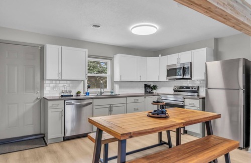 Kansas City House | Lux on a Budget! 20 min to World Cup-Near Nascar/Legends/AmericanRoyal King Bed!