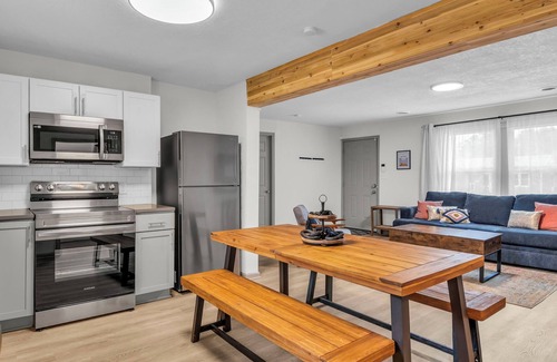 Kansas City House | Lux on a Budget! 20 min to World Cup-Near Nascar/Legends/AmericanRoyal King Bed!