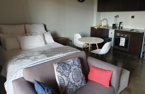 Downtown Johannesburg Apartment | Lux Studio Apartment @ Hallmark House