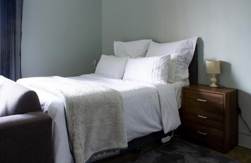 Downtown Johannesburg Apartment | Lux Studio Apartment @ Hallmark House