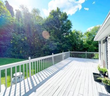Vernon House | Luxe 10 guest Cottage Ski-Golf-Firepit-Lakes-Hike